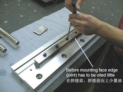 在拼接前，拼接面應(yīng)上少量油